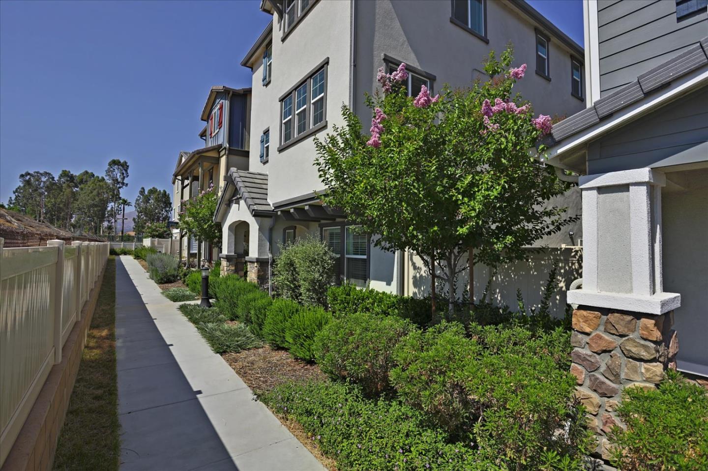 Detail Gallery Image 4 of 46 For 9153 Foster Ln, Chatsworth,  CA 91311 - 4 Beds | 3/1 Baths