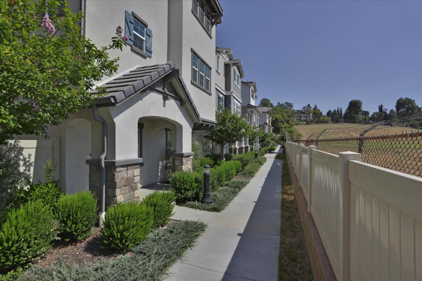 Detail Gallery Image 5 of 46 For 9153 Foster Ln, Chatsworth,  CA 91311 - 4 Beds | 3/1 Baths