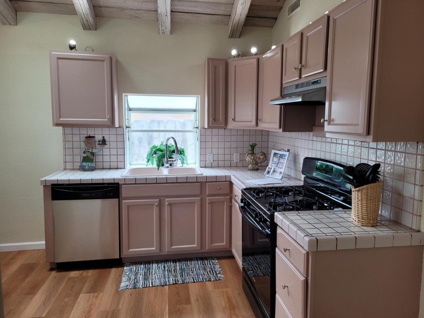 Detail Gallery Image 5 of 25 For 1713 Goodwin St, Seaside,  CA 93955 - 3 Beds | 2 Baths