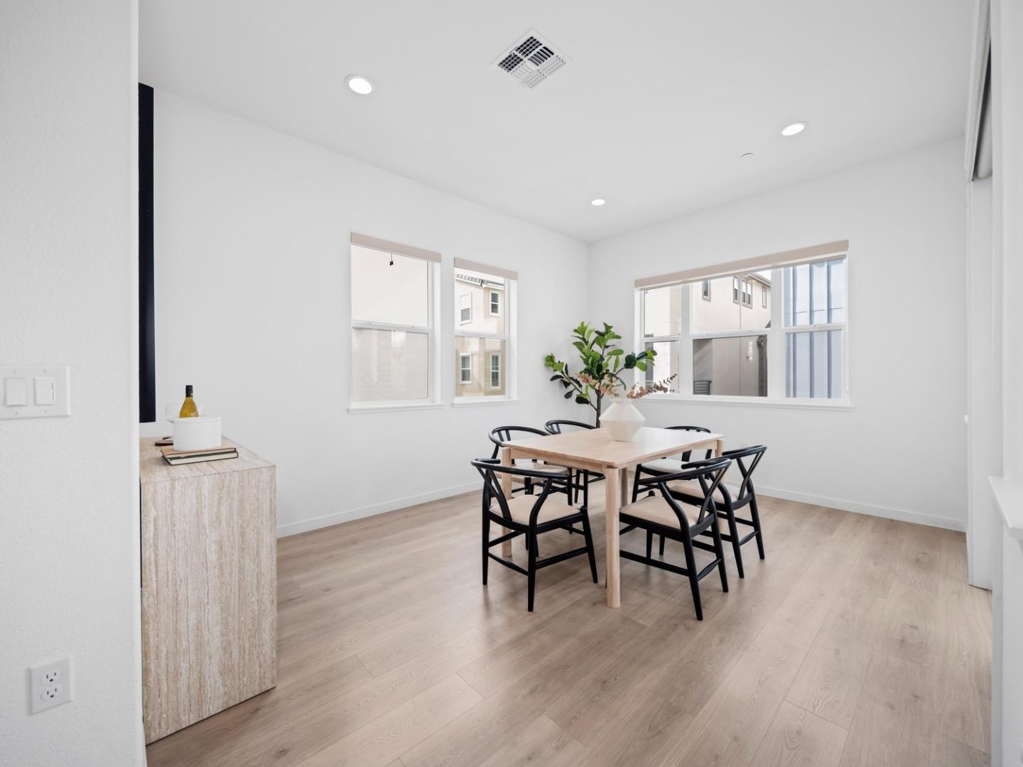 Detail Gallery Image 10 of 46 For 2149 Pastoral Loop, San Jose,  CA 95122 - 4 Beds | 3/1 Baths