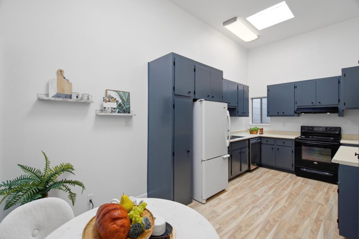 Detail Gallery Image 15 of 34 For 501 W Fox Ct, Redwood City,  CA 94061 - 2 Beds | 2 Baths