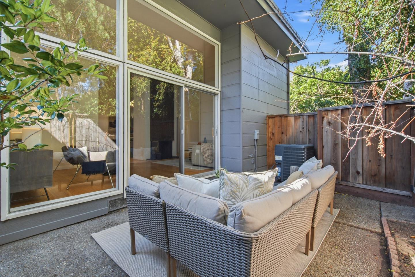 Detail Gallery Image 26 of 34 For 501 W Fox Ct, Redwood City,  CA 94061 - 2 Beds | 2 Baths