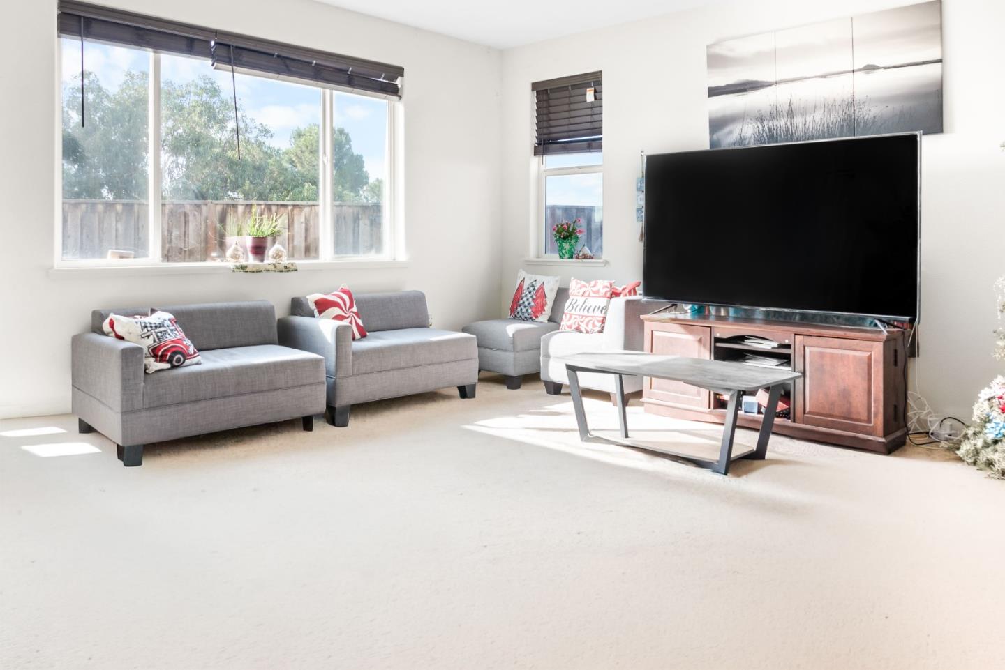 Detail Gallery Image 2 of 20 For 390 Tanoak St, Hollister,  CA 95023 - 3 Beds | 2/1 Baths