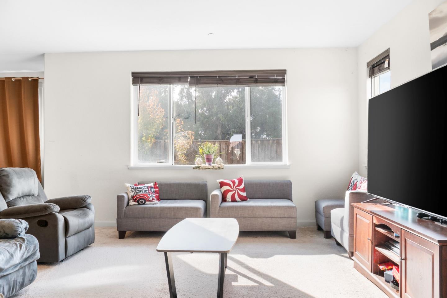 Detail Gallery Image 4 of 20 For 390 Tanoak St, Hollister,  CA 95023 - 3 Beds | 2/1 Baths