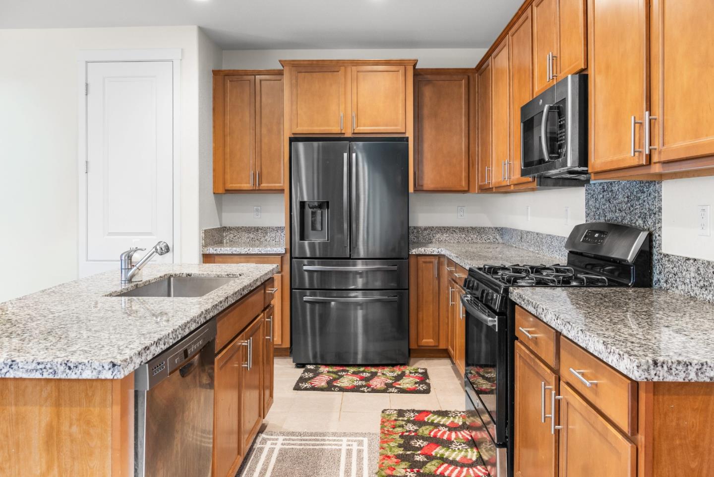 Detail Gallery Image 5 of 20 For 390 Tanoak St, Hollister,  CA 95023 - 3 Beds | 2/1 Baths