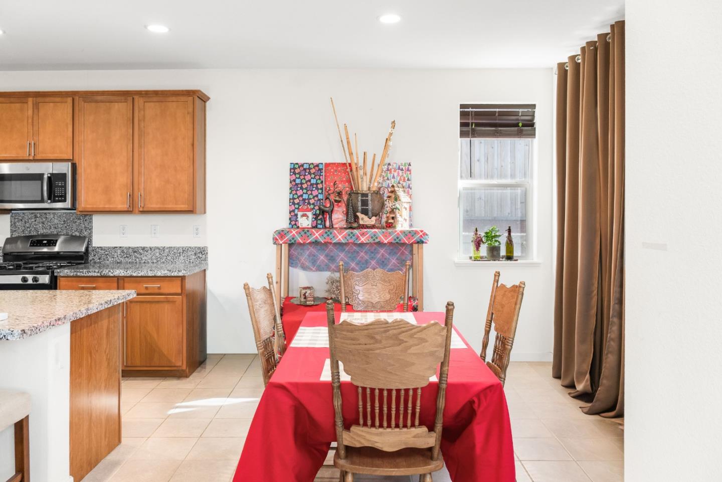 Detail Gallery Image 7 of 20 For 390 Tanoak St, Hollister,  CA 95023 - 3 Beds | 2/1 Baths