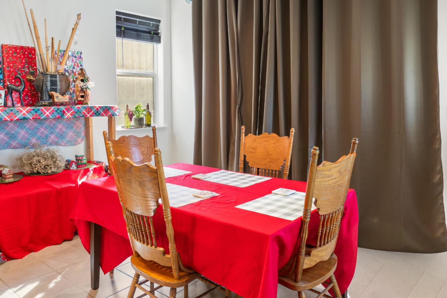 Detail Gallery Image 8 of 20 For 390 Tanoak St, Hollister,  CA 95023 - 3 Beds | 2/1 Baths