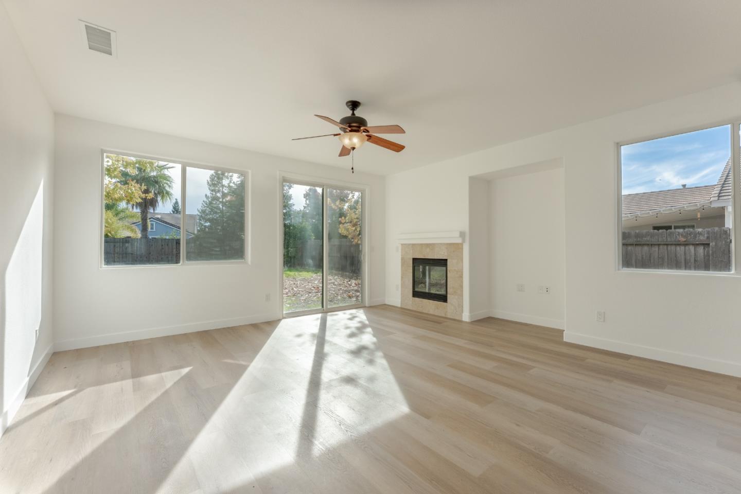 Detail Gallery Image 19 of 52 For 1078 Silver Spur Way, Plumas Lake,  CA 95961 - 3 Beds | 2 Baths