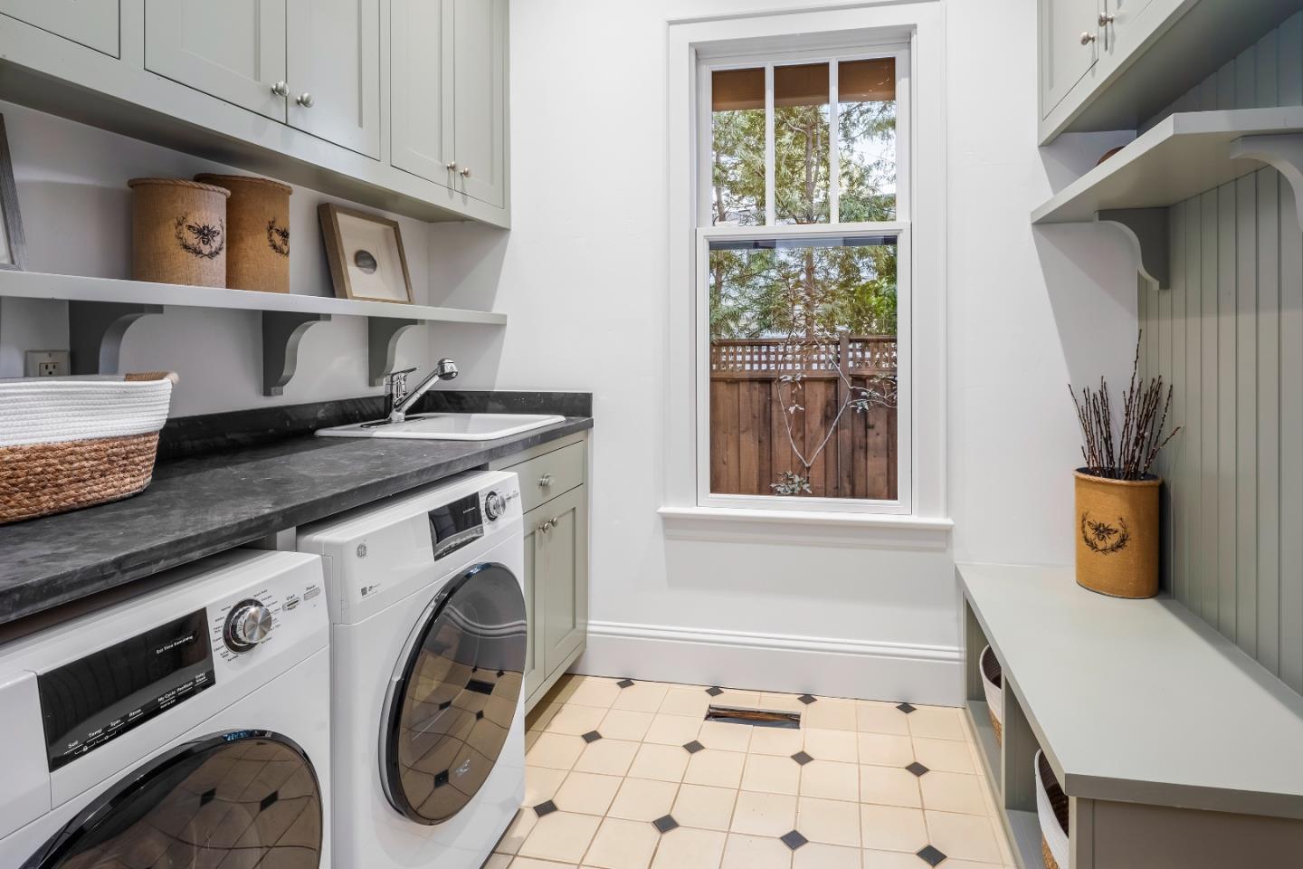 Detail Gallery Image 16 of 29 For 1224 Whitaker Way, Menlo Park,  CA 94025 - 6 Beds | 4 Baths