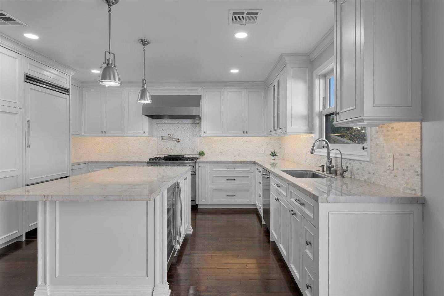 Detail Gallery Image 12 of 70 For 619 Beryl St, Redondo Beach,  CA 90277 - 4 Beds | 3 Baths