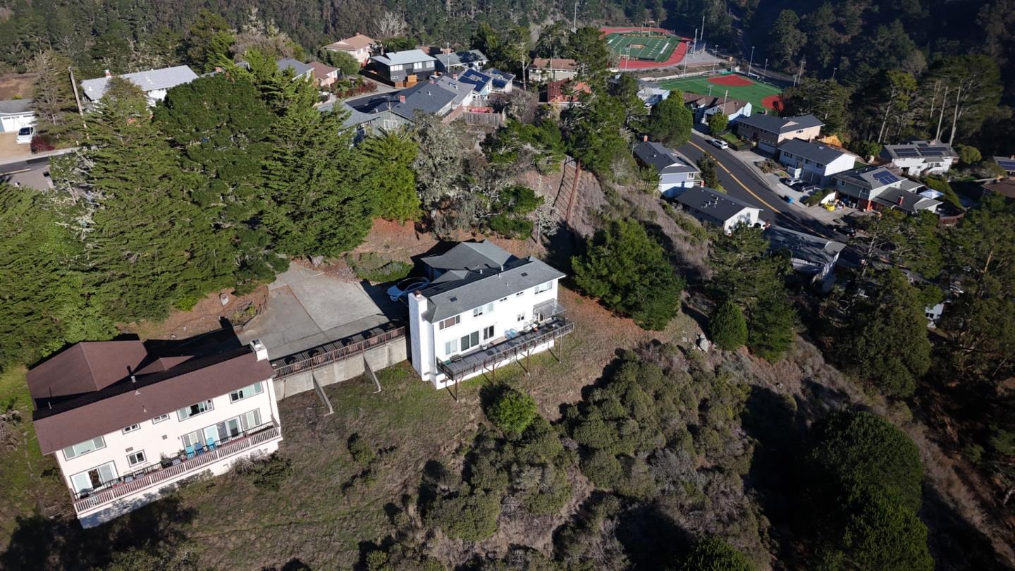 Detail Gallery Image 3 of 11 For 1222 Lerida Way, Pacifica,  CA 94044 - 3 Beds | 2/1 Baths