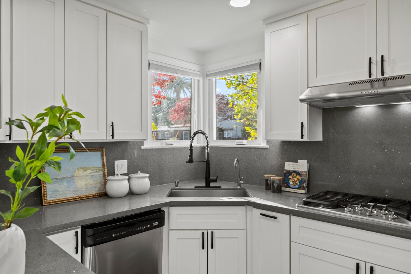 Detail Gallery Image 11 of 38 For 108 Durham St, Menlo Park,  CA 94025 - 3 Beds | 2 Baths