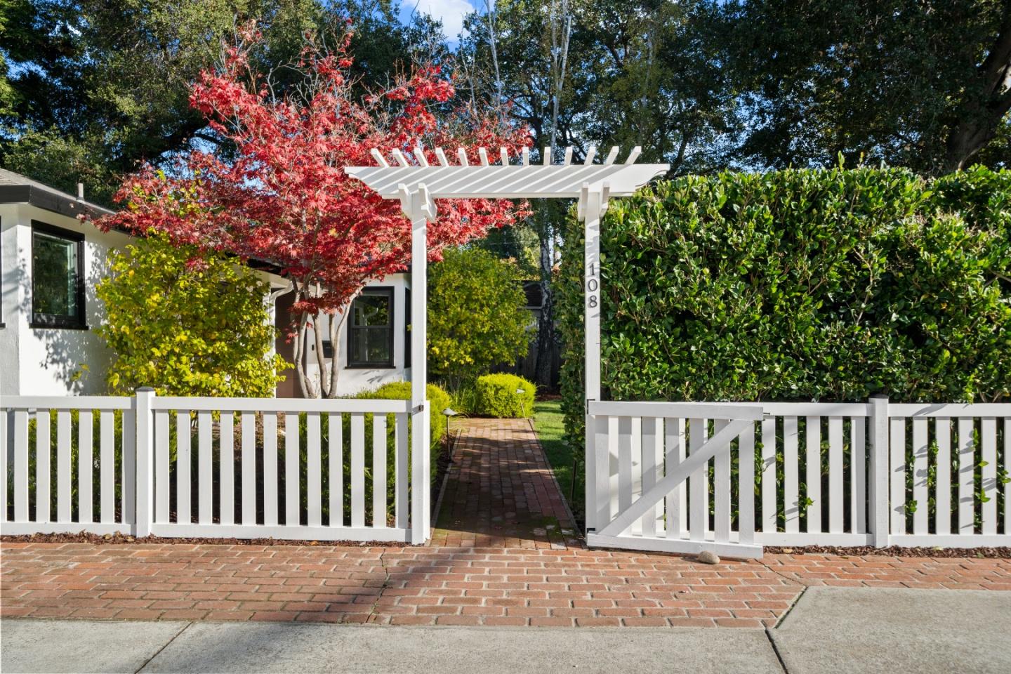 Detail Gallery Image 3 of 38 For 108 Durham St, Menlo Park,  CA 94025 - 3 Beds | 2 Baths