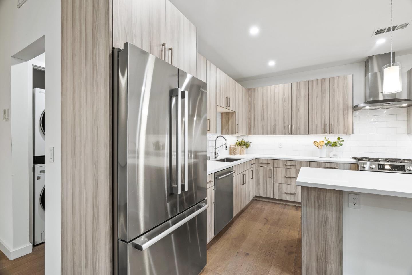 Detail Gallery Image 17 of 33 For 916 Woodside Rd, Redwood City,  CA 94061 - 2 Beds | 3 Baths