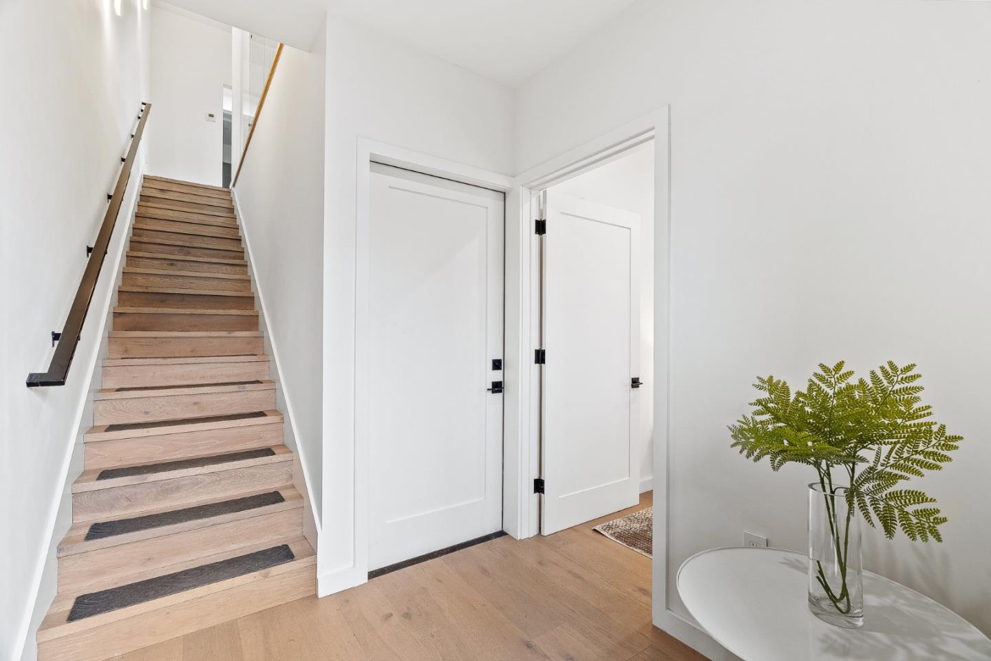 Detail Gallery Image 5 of 33 For 916 Woodside Rd, Redwood City,  CA 94061 - 2 Beds | 3 Baths