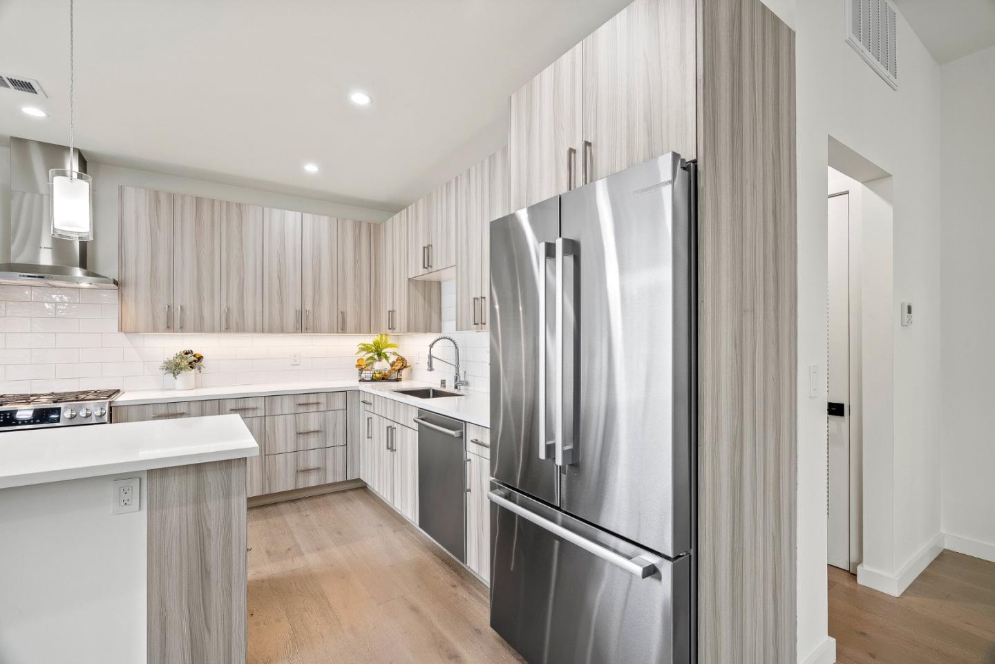 Detail Gallery Image 15 of 43 For 924 Woodside Rd, Redwood City,  CA 94061 - 3 Beds | 3 Baths