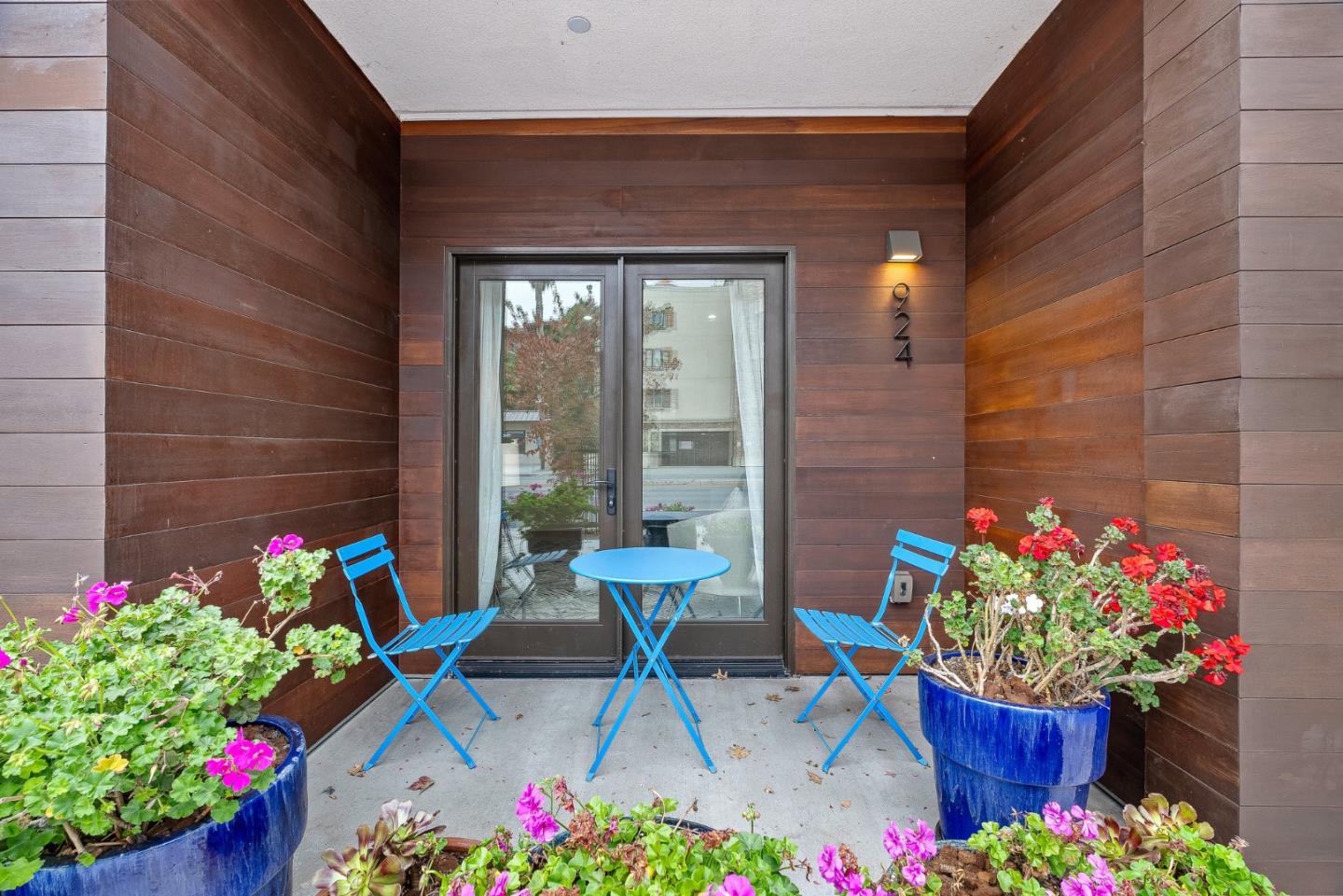 Detail Gallery Image 5 of 43 For 924 Woodside Rd, Redwood City,  CA 94061 - 3 Beds | 3 Baths