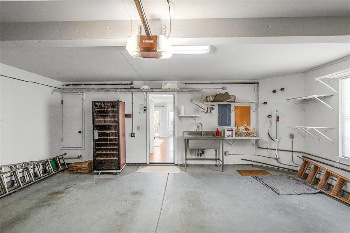 Detail Gallery Image 34 of 49 For 1190 Maria Privada, Mountain View,  CA 94040 - 4 Beds | 2/1 Baths