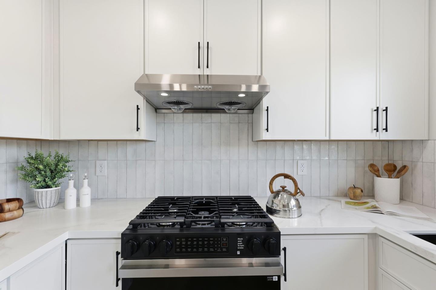 Detail Gallery Image 10 of 34 For 324 Glencourt Way, Pacifica,  CA 94044 - 3 Beds | 2 Baths