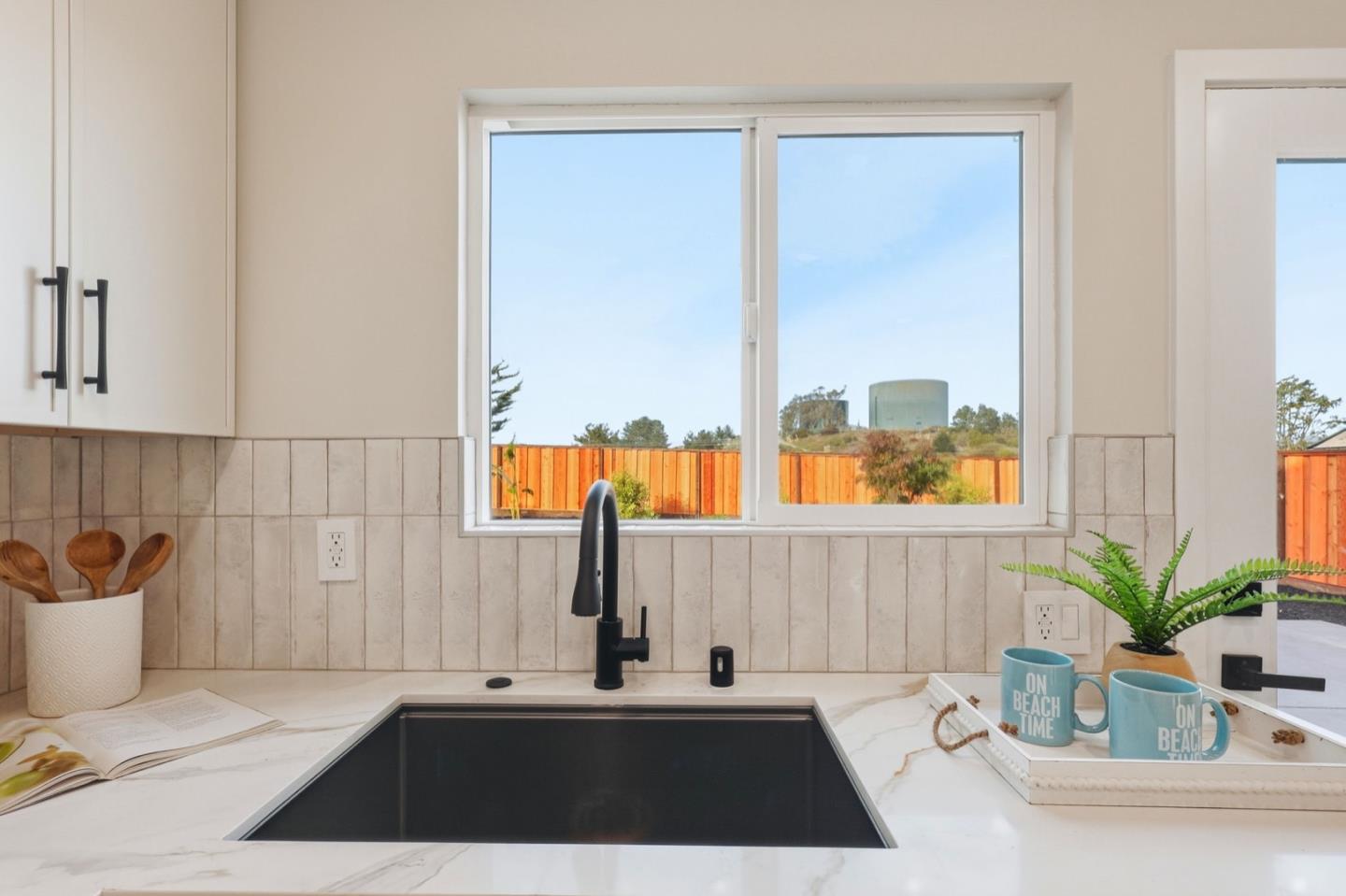 Detail Gallery Image 11 of 34 For 324 Glencourt Way, Pacifica,  CA 94044 - 3 Beds | 2 Baths