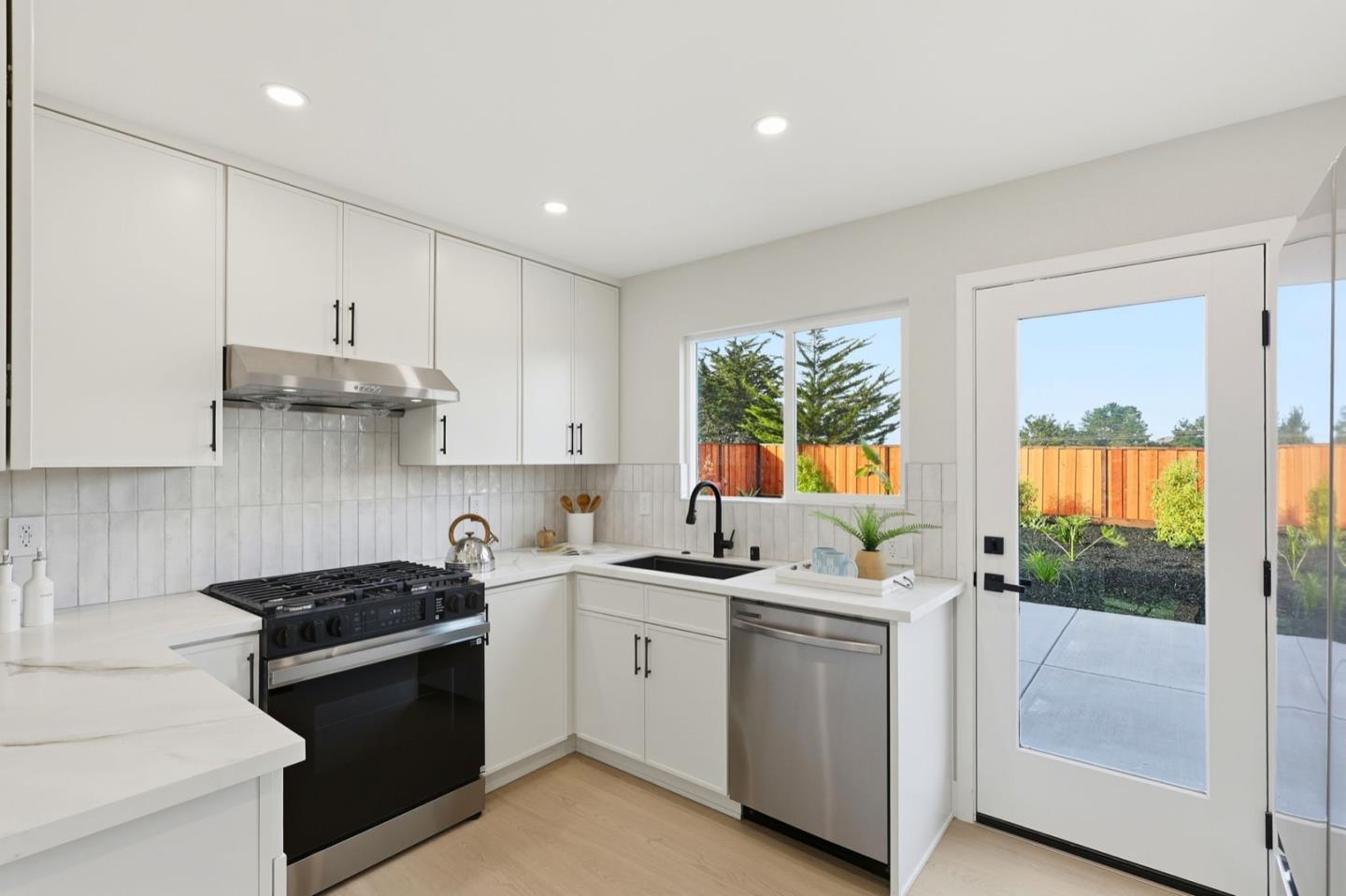 Detail Gallery Image 7 of 34 For 324 Glencourt Way, Pacifica,  CA 94044 - 3 Beds | 2 Baths