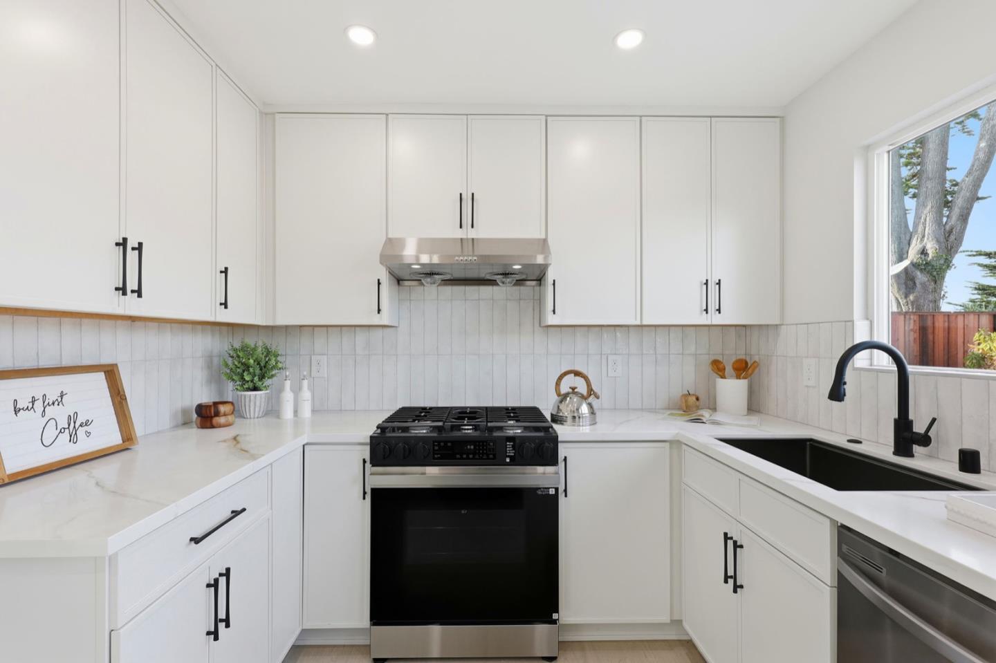 Detail Gallery Image 9 of 34 For 324 Glencourt Way, Pacifica,  CA 94044 - 3 Beds | 2 Baths