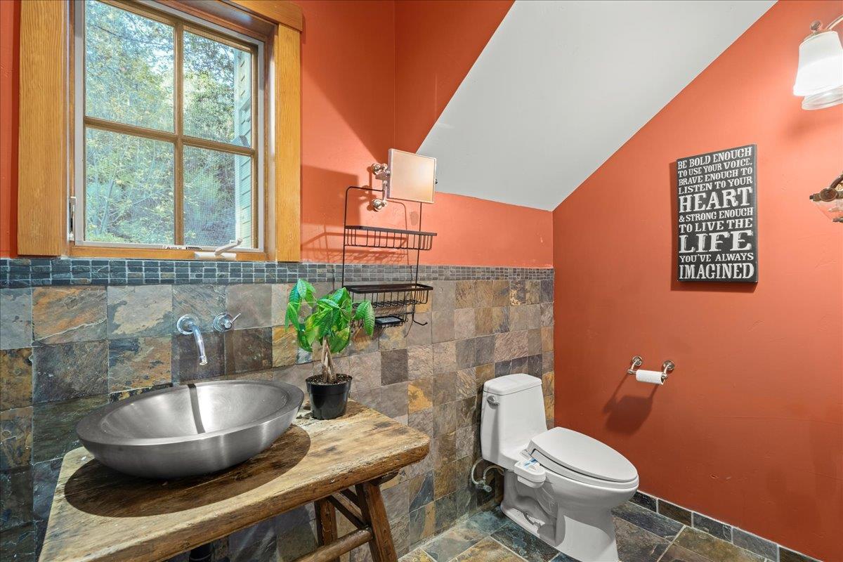 Detail Gallery Image 16 of 47 For 17710 Bear Creek Rd, Boulder Creek,  CA 95006 - 3 Beds | 2/1 Baths