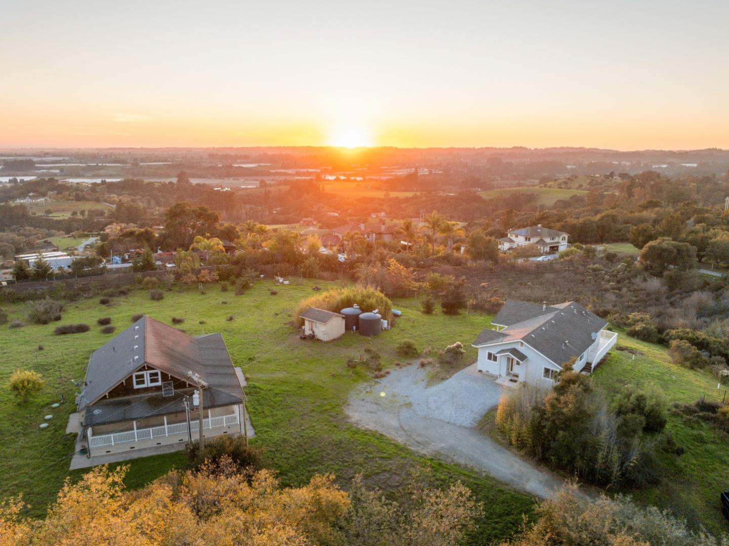 Detail Gallery Image 4 of 59 For 206 Gaffey Rd, Watsonville,  CA 95076 - 5 Beds | 3 Baths