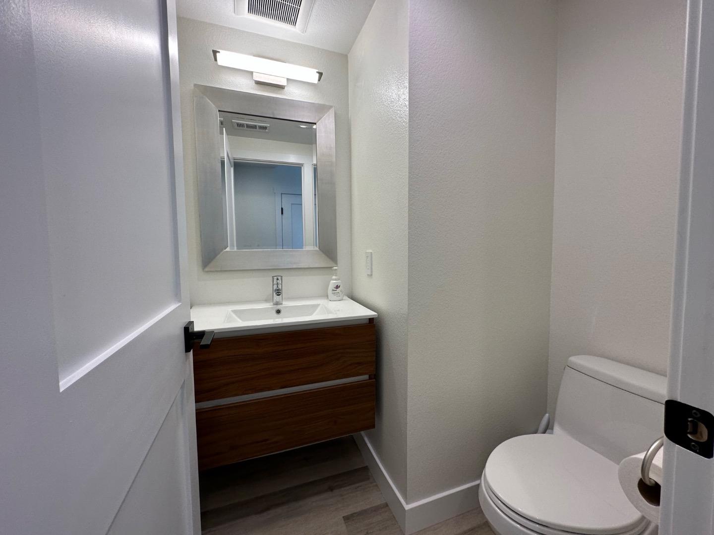 Detail Gallery Image 10 of 48 For 1 Passage Ln, Redwood City,  CA 94065 - 3 Beds | 2/1 Baths