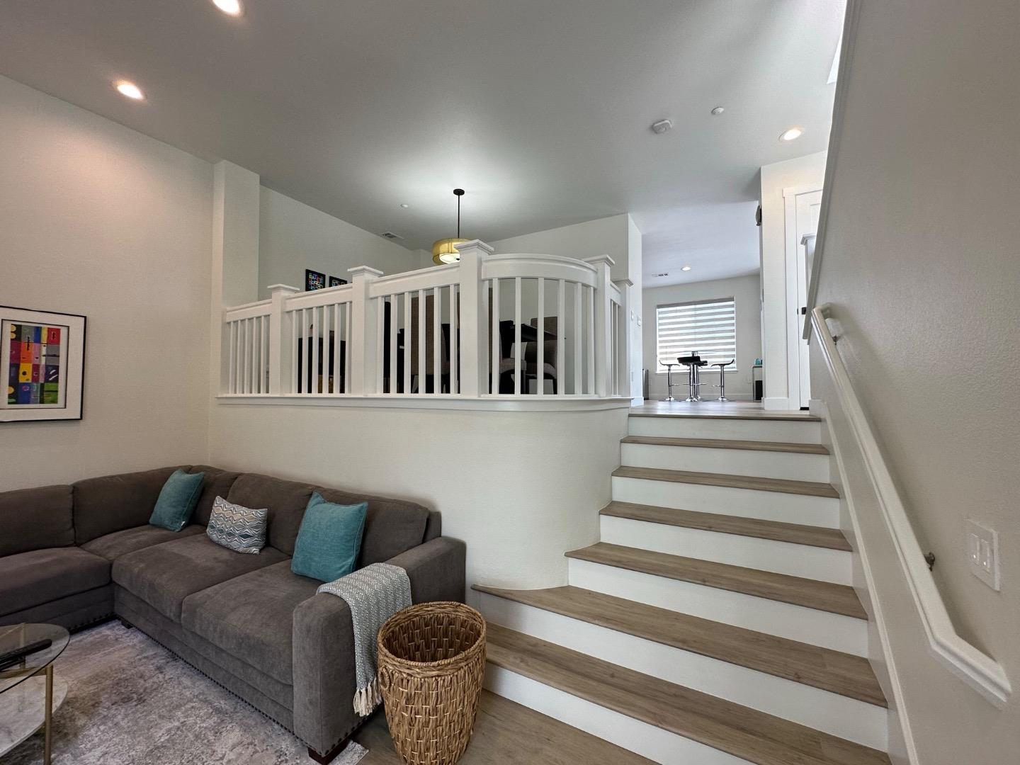 Detail Gallery Image 12 of 48 For 1 Passage Ln, Redwood City,  CA 94065 - 3 Beds | 2/1 Baths