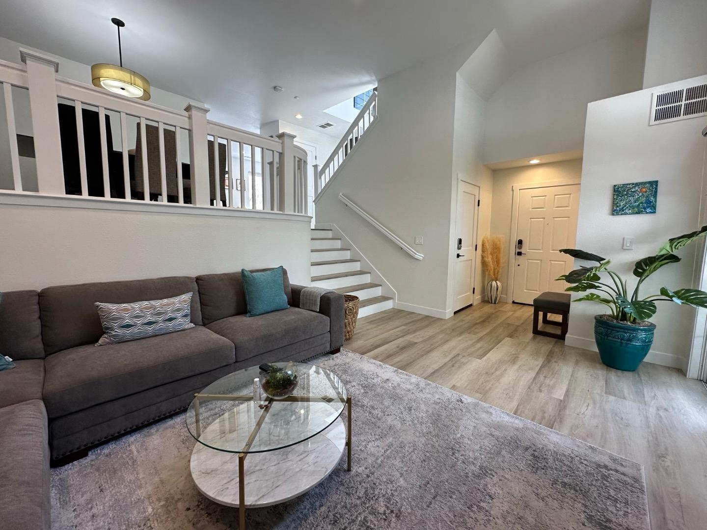 Detail Gallery Image 14 of 48 For 1 Passage Ln, Redwood City,  CA 94065 - 3 Beds | 2/1 Baths