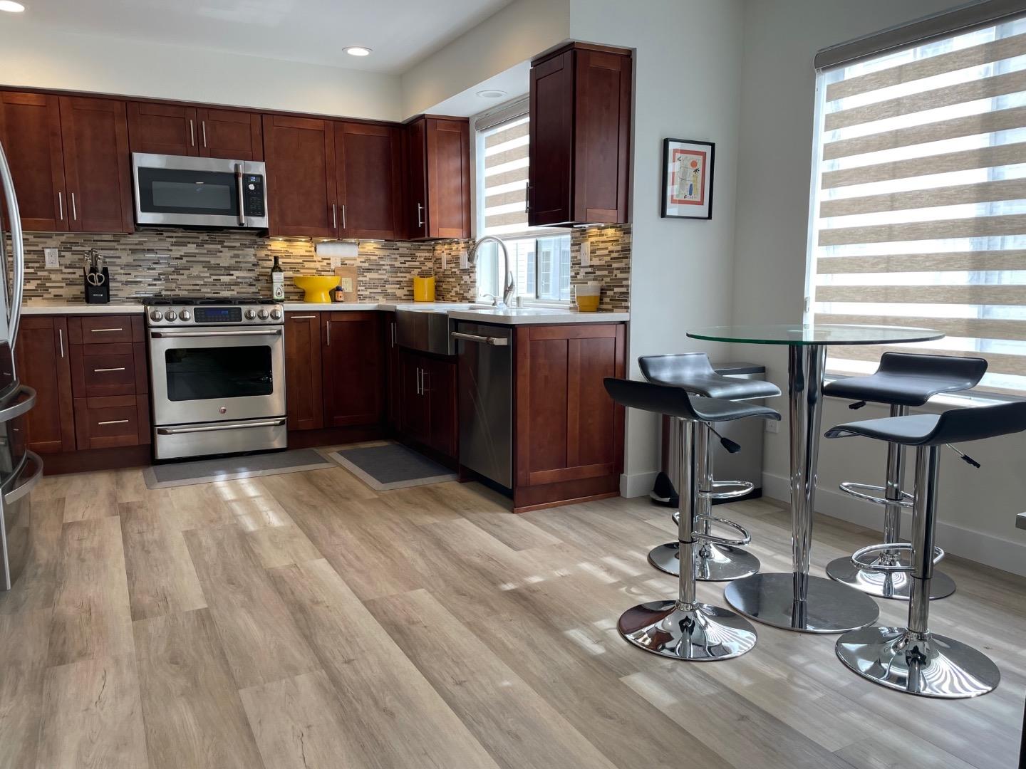 Detail Gallery Image 17 of 48 For 1 Passage Ln, Redwood City,  CA 94065 - 3 Beds | 2/1 Baths