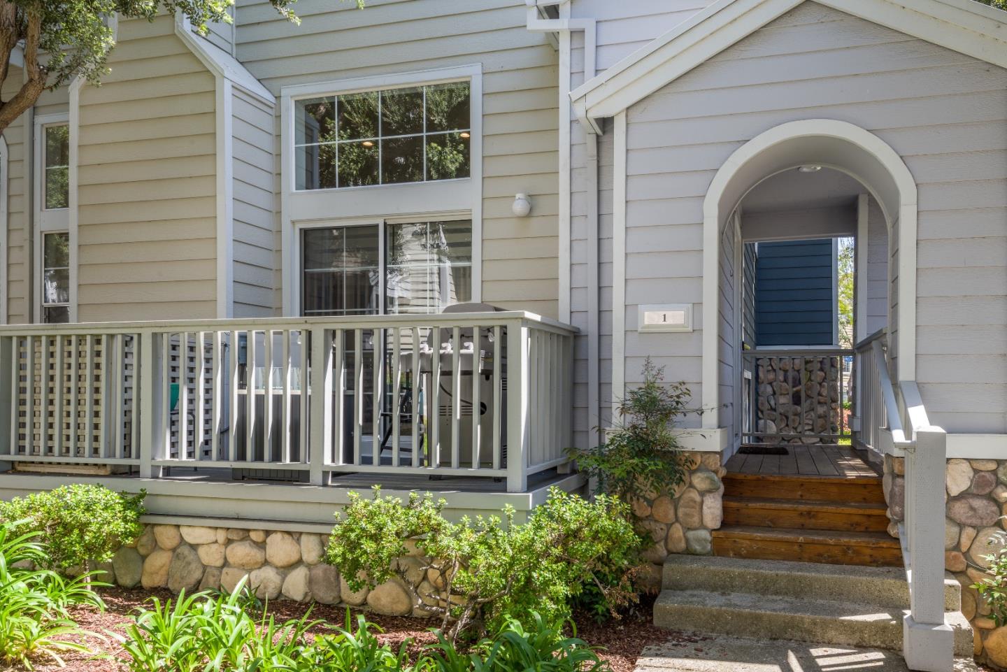 Detail Gallery Image 6 of 48 For 1 Passage Ln, Redwood City,  CA 94065 - 3 Beds | 2/1 Baths