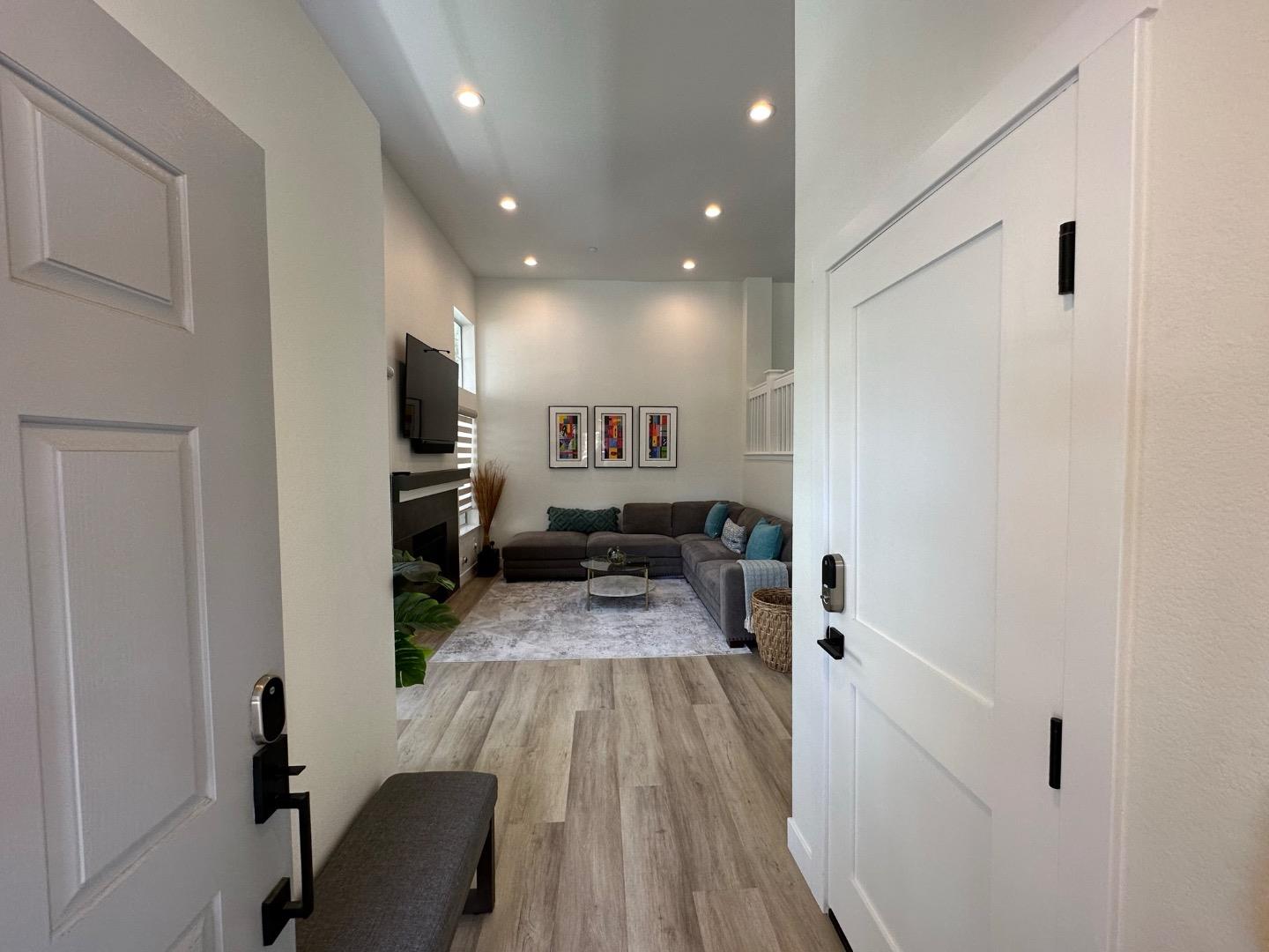 Detail Gallery Image 7 of 48 For 1 Passage Ln, Redwood City,  CA 94065 - 3 Beds | 2/1 Baths