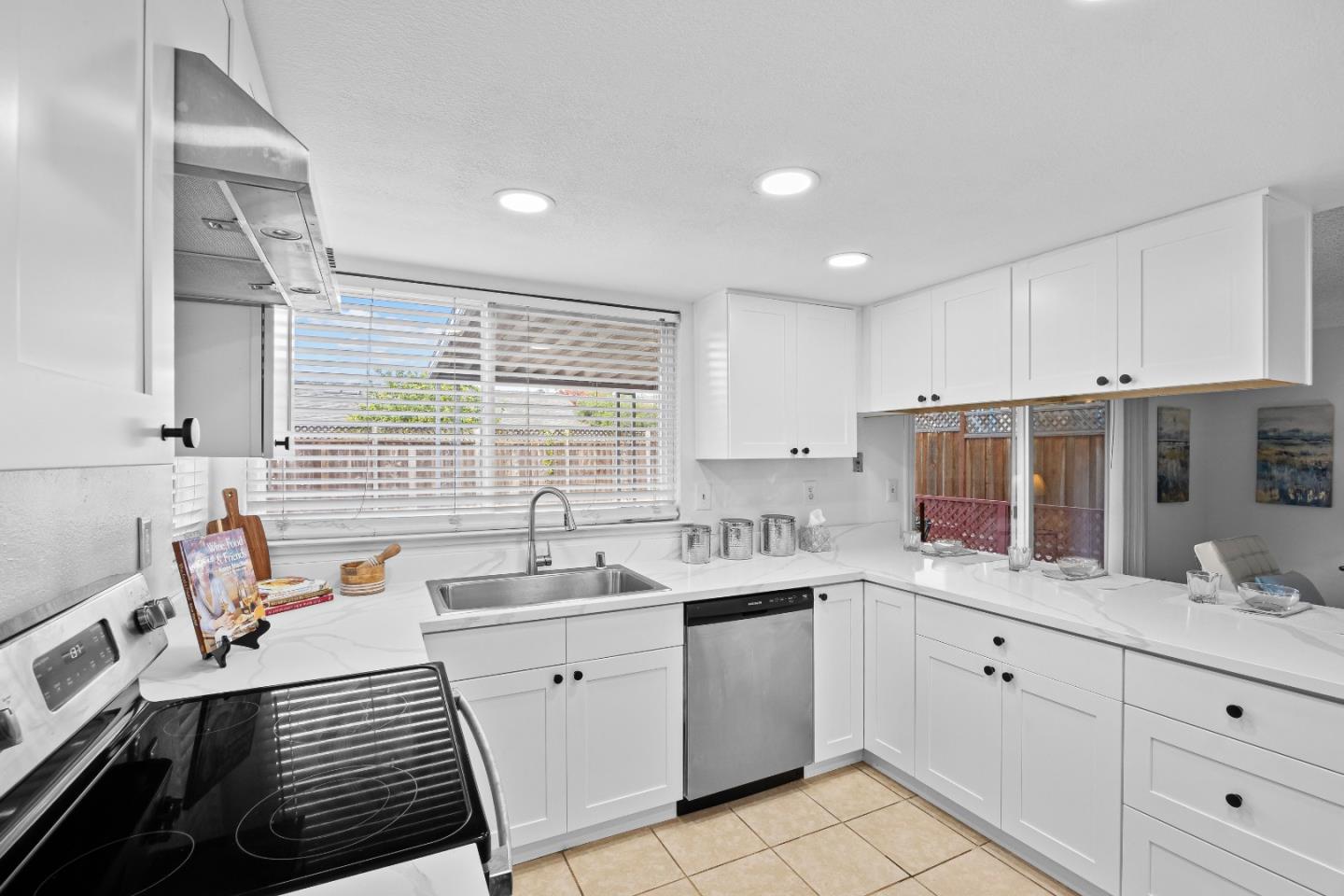 Detail Gallery Image 12 of 37 For 515 Fontanelle Ct, San Jose,  CA 95111 - 4 Beds | 2/1 Baths