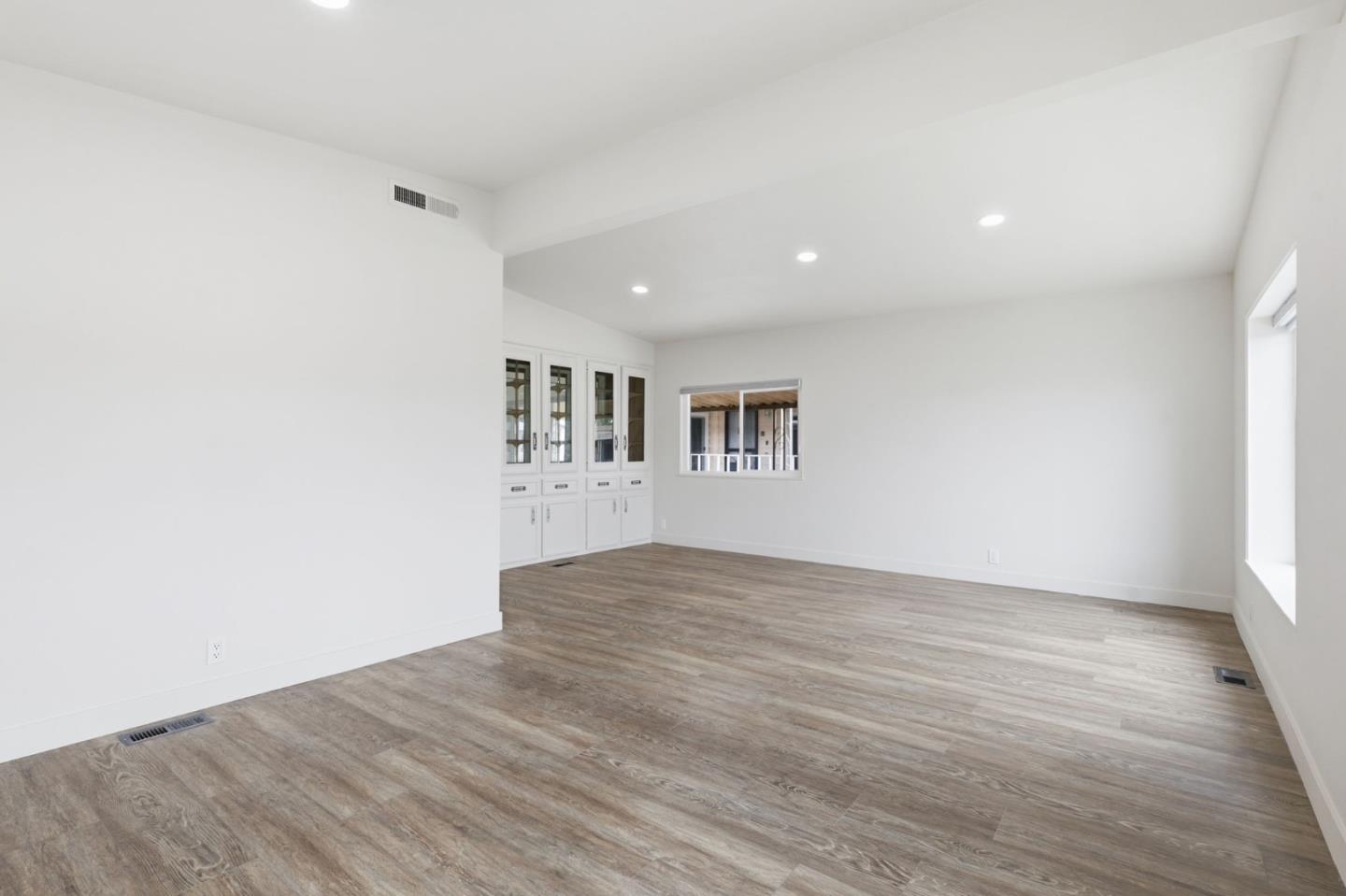 Detail Gallery Image 2 of 22 For 485 Millpond Dr #485,  San Jose,  CA 95125 - 2 Beds | 2 Baths