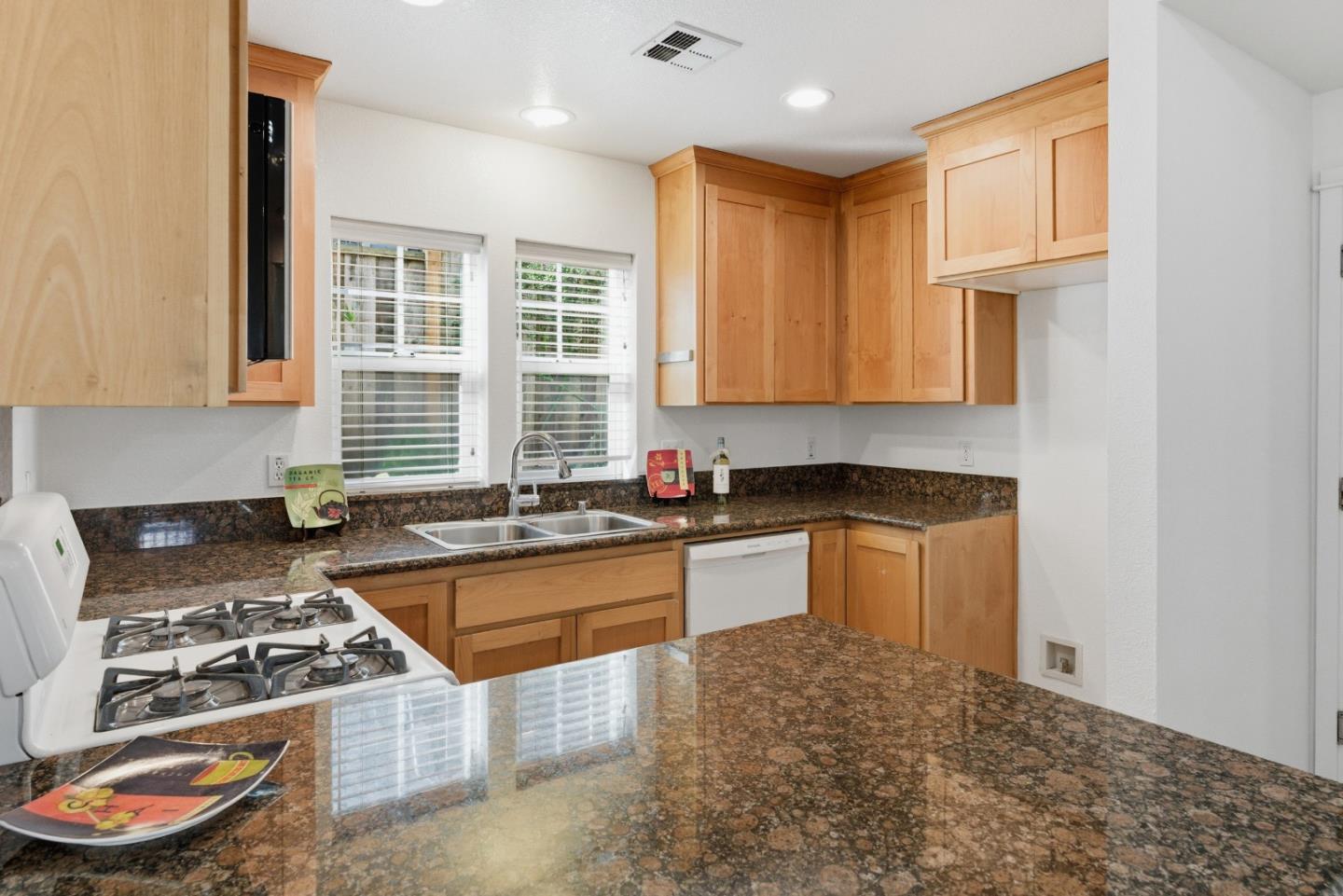 Detail Gallery Image 12 of 27 For 223 Button St, Santa Cruz,  CA 95060 - 2 Beds | 1/1 Baths