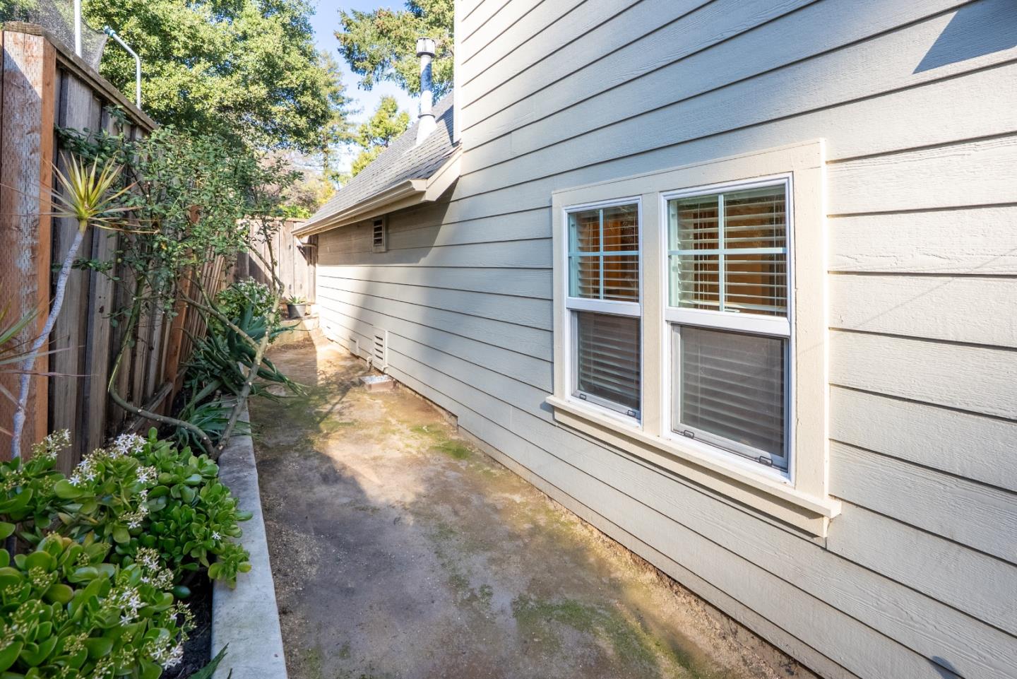 Detail Gallery Image 17 of 27 For 223 Button St, Santa Cruz,  CA 95060 - 2 Beds | 1/1 Baths
