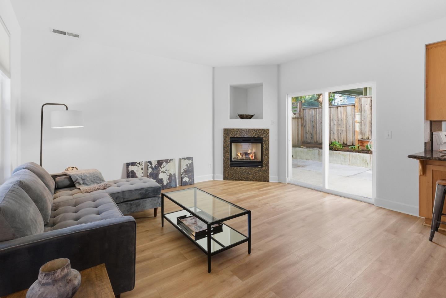 Detail Gallery Image 3 of 27 For 223 Button St, Santa Cruz,  CA 95060 - 2 Beds | 1/1 Baths