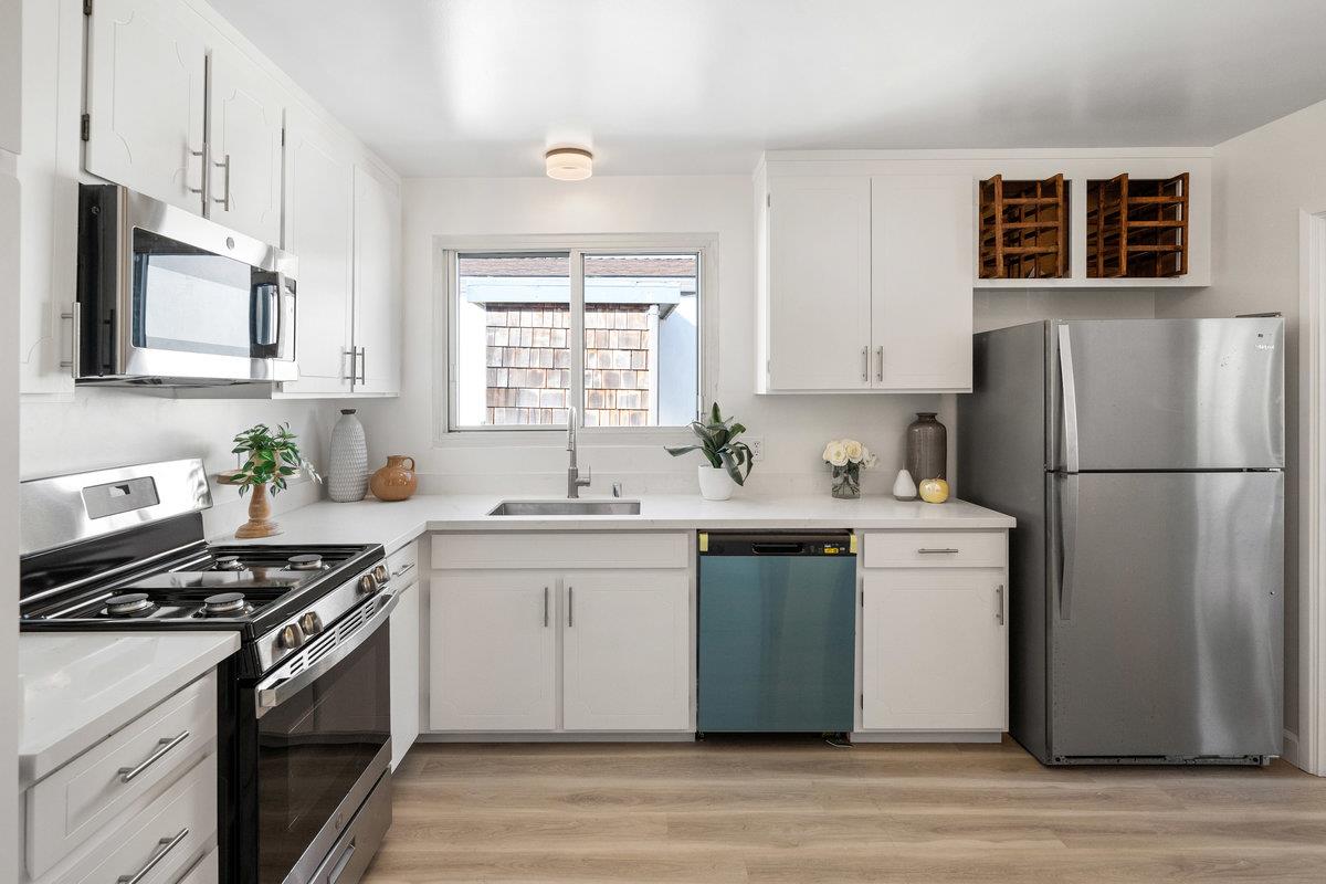 Detail Gallery Image 11 of 41 For 15 Eastridge Cir, Pacifica,  CA 94044 - 4 Beds | 2 Baths