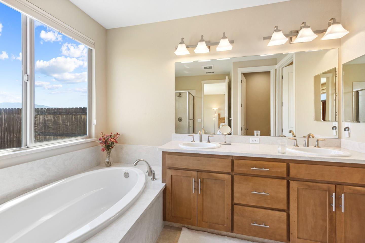 Detail Gallery Image 39 of 59 For 2011 Sage Dr, Hollister,  CA 95023 - 4 Beds | 2 Baths