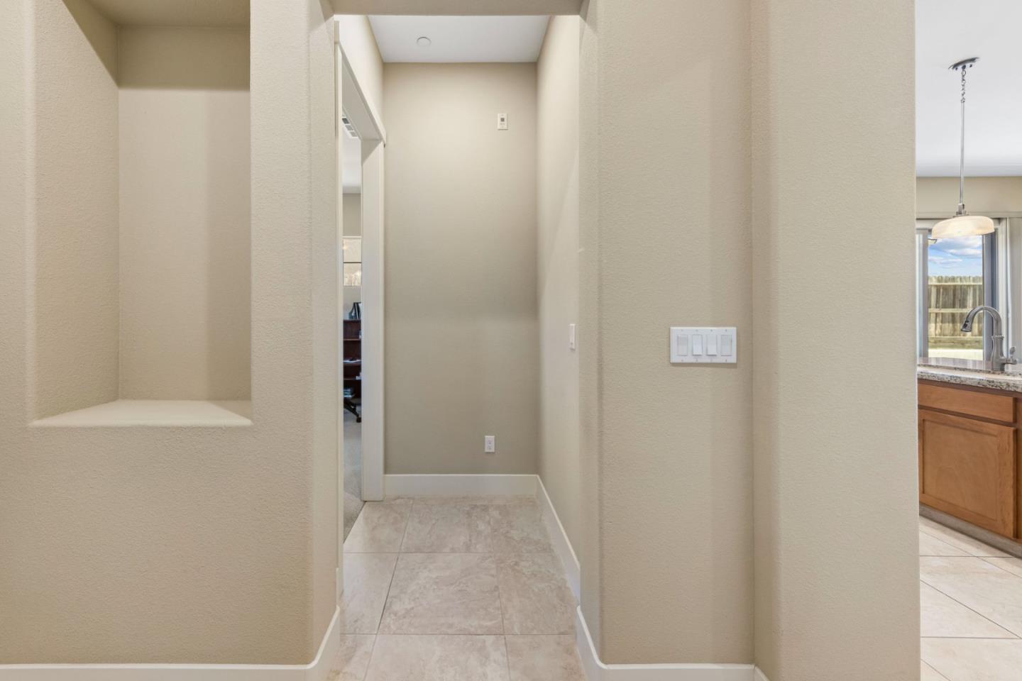 Detail Gallery Image 8 of 59 For 2011 Sage Dr, Hollister,  CA 95023 - 4 Beds | 2 Baths