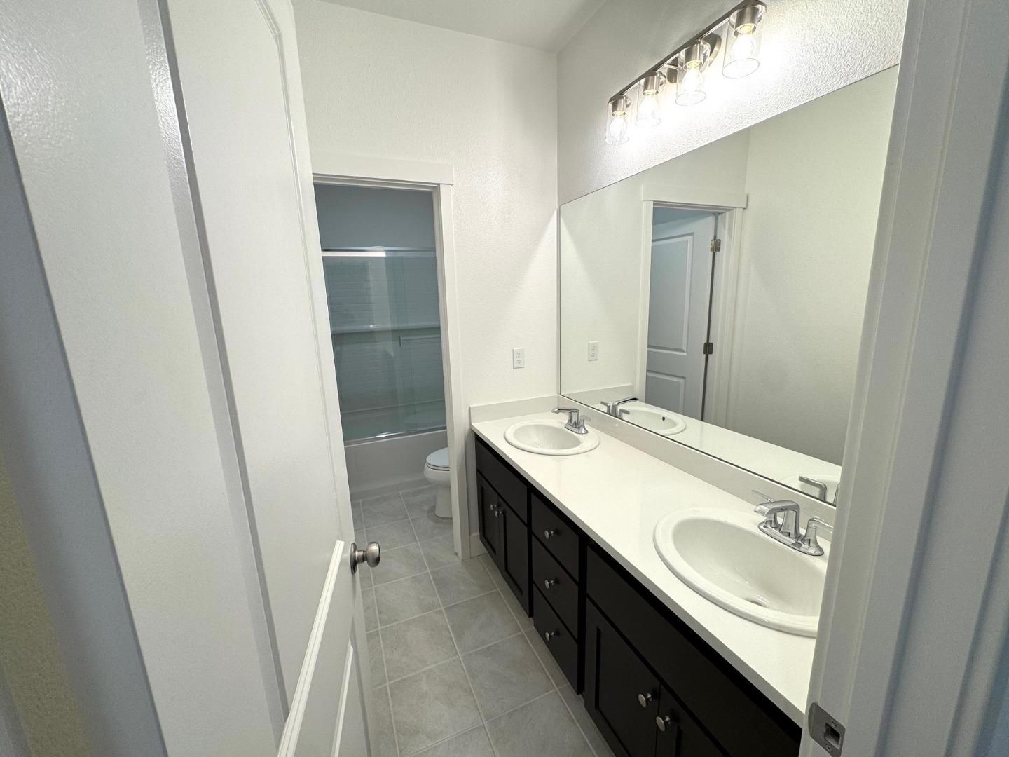 Detail Gallery Image 7 of 14 For 1261 Gypsum Ct, Los Banos,  CA 93635 - 4 Beds | 2/1 Baths