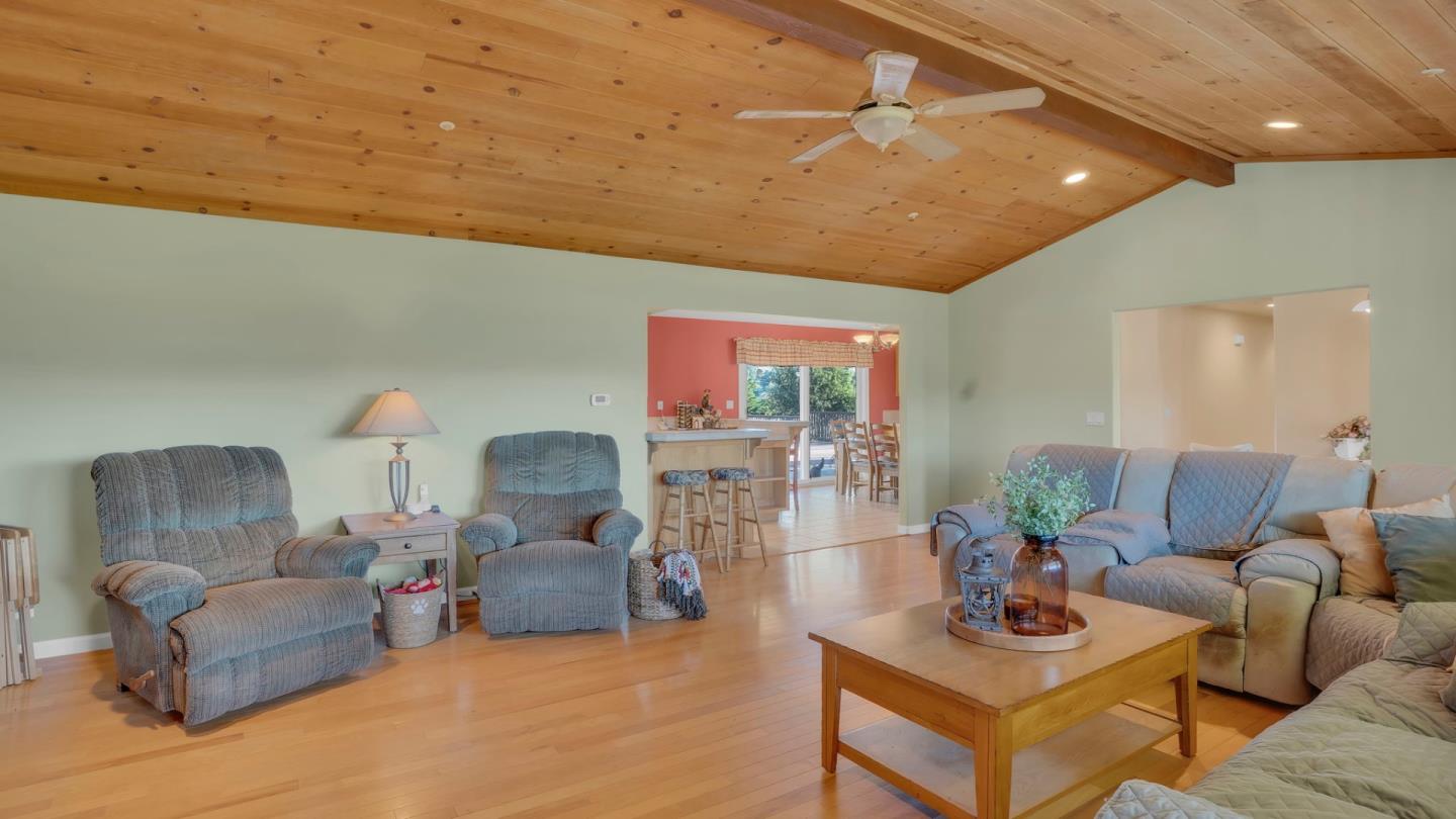 Detail Gallery Image 10 of 25 For 21160 Valle San Juan Dr, Salinas,  CA 93907 - 3 Beds | 2/1 Baths