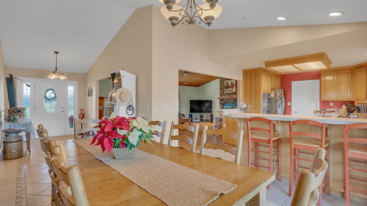 Detail Gallery Image 12 of 25 For 21160 Valle San Juan Dr, Salinas,  CA 93907 - 3 Beds | 2/1 Baths