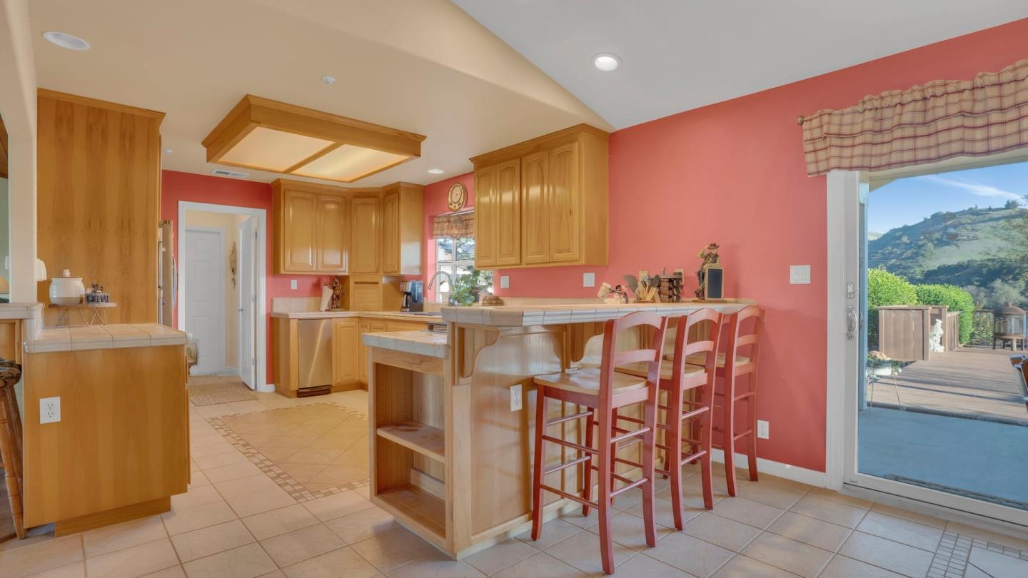 Detail Gallery Image 13 of 25 For 21160 Valle San Juan Dr, Salinas,  CA 93907 - 3 Beds | 2/1 Baths