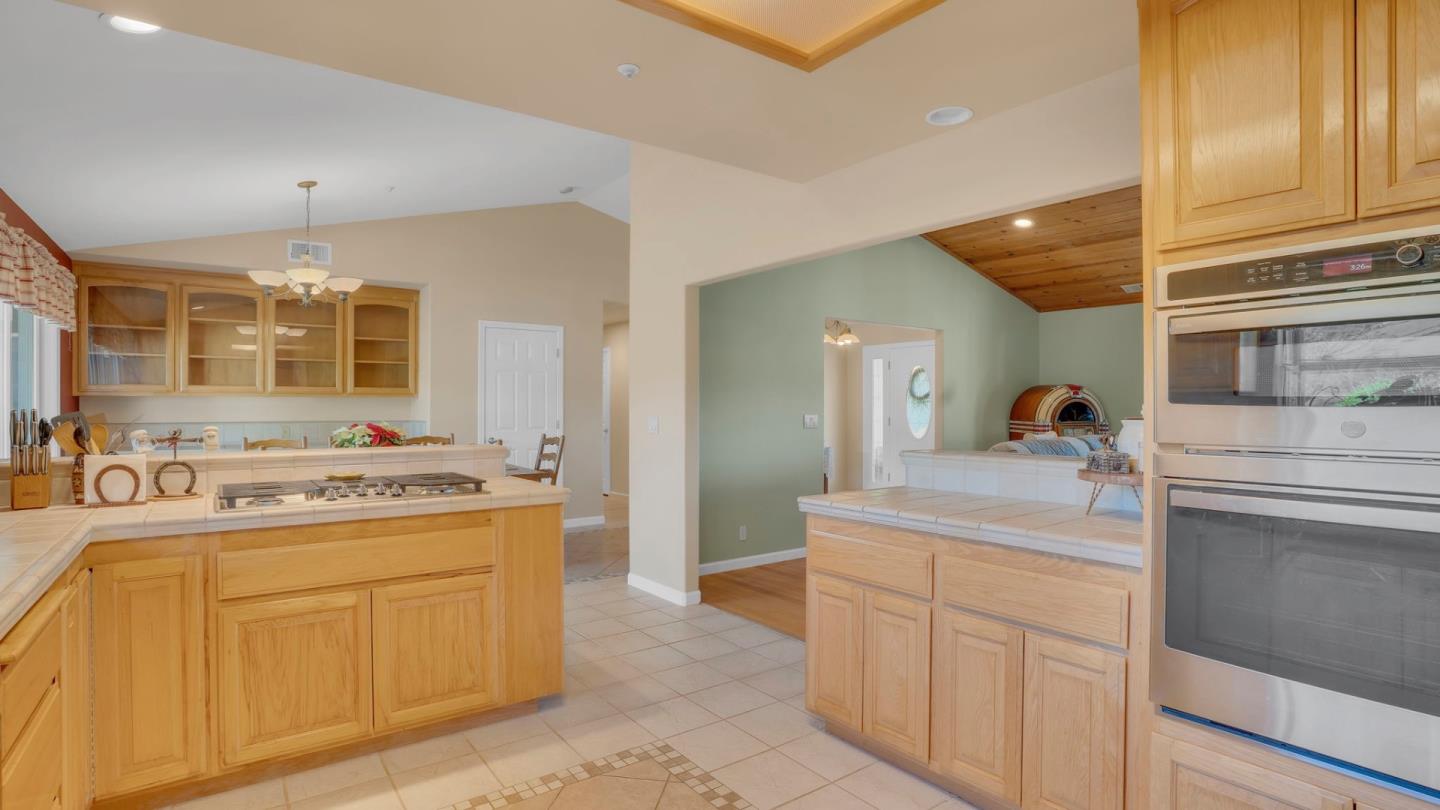 Detail Gallery Image 14 of 25 For 21160 Valle San Juan Dr, Salinas,  CA 93907 - 3 Beds | 2/1 Baths