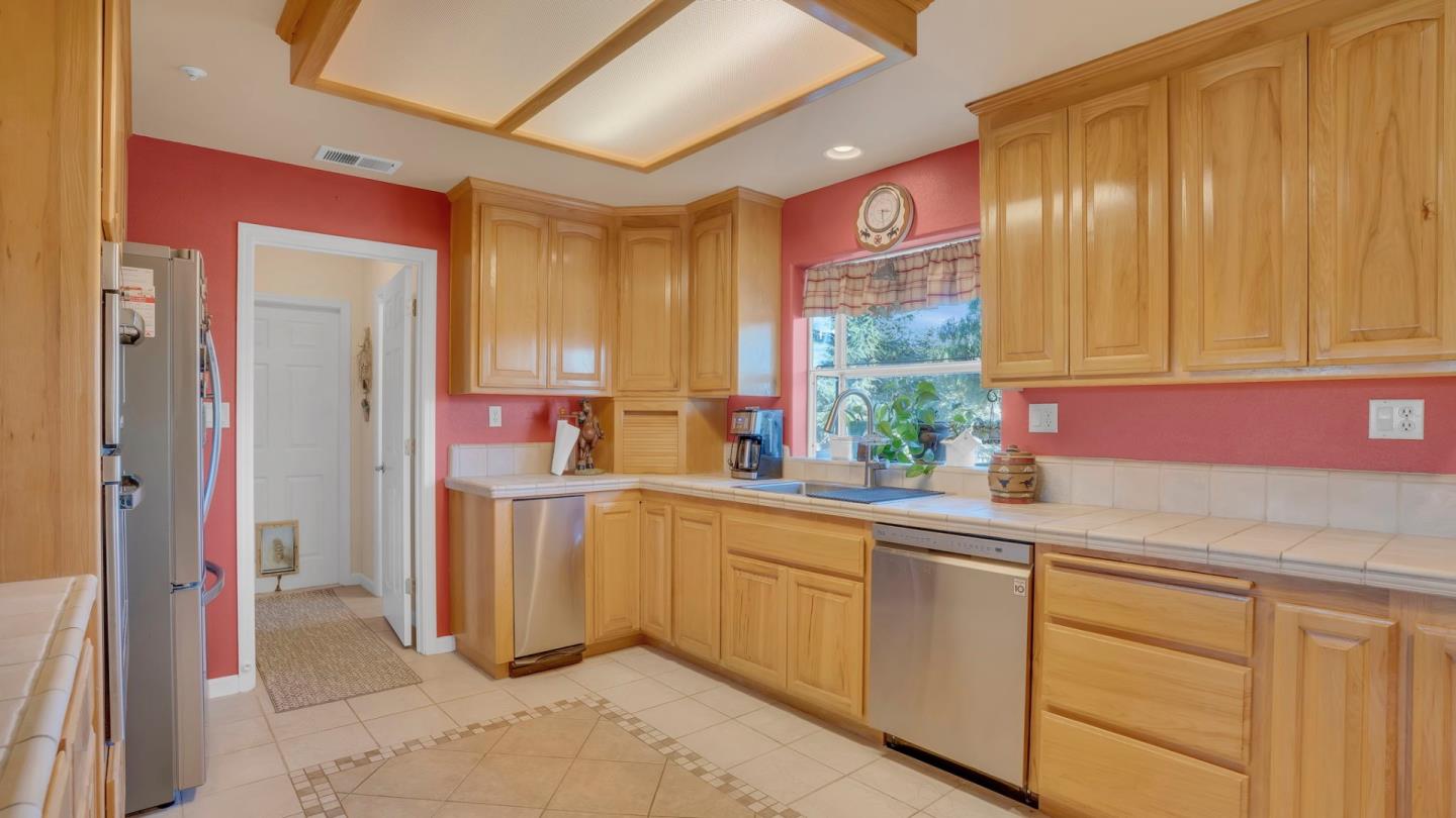 Detail Gallery Image 15 of 25 For 21160 Valle San Juan Dr, Salinas,  CA 93907 - 3 Beds | 2/1 Baths