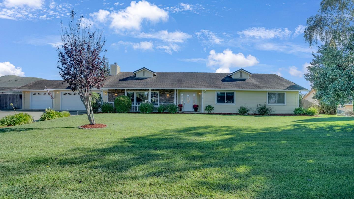 Detail Gallery Image 2 of 25 For 21160 Valle San Juan Dr, Salinas,  CA 93907 - 3 Beds | 2/1 Baths