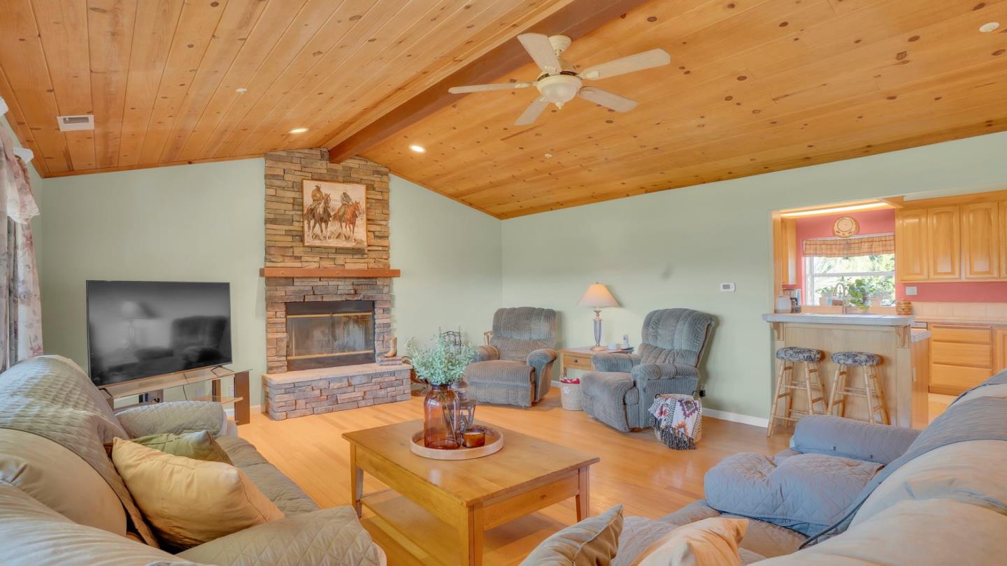 Detail Gallery Image 7 of 25 For 21160 Valle San Juan Dr, Salinas,  CA 93907 - 3 Beds | 2/1 Baths